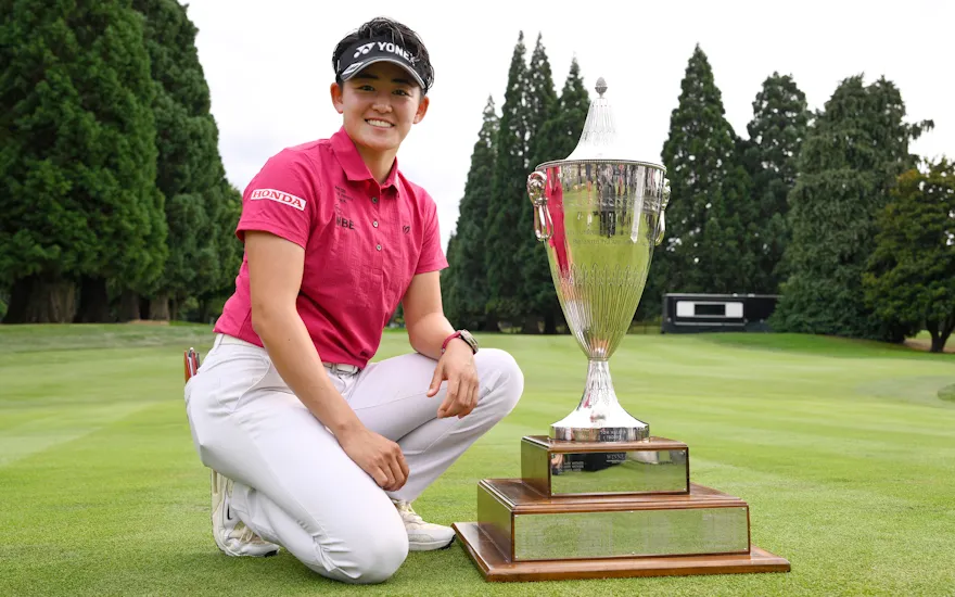 Akie Iwai with the Portland Classic trophy