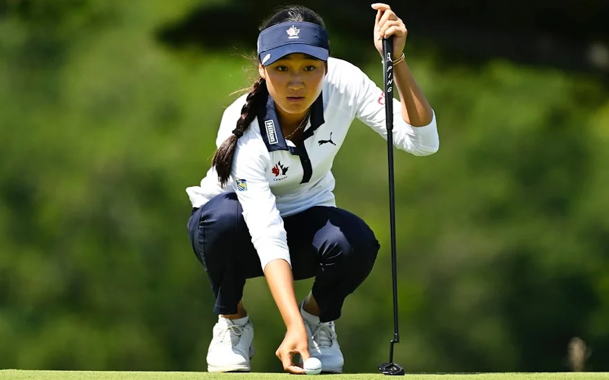 Aphrodite Deng lining up her putt at the 2025 CPKC Women's Open